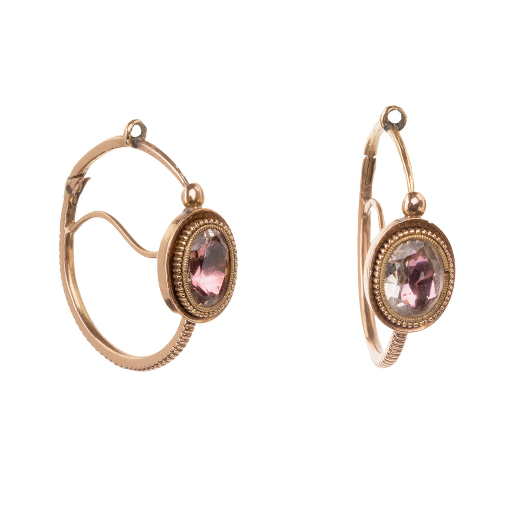 A rare example of a fine Georgian era poissarde earring. Pink topaz stones are enhanced with foil in 18k gold. The ear wires go from back to front, typical of 18th-century earrings. England. Circa 1800. Front view. 